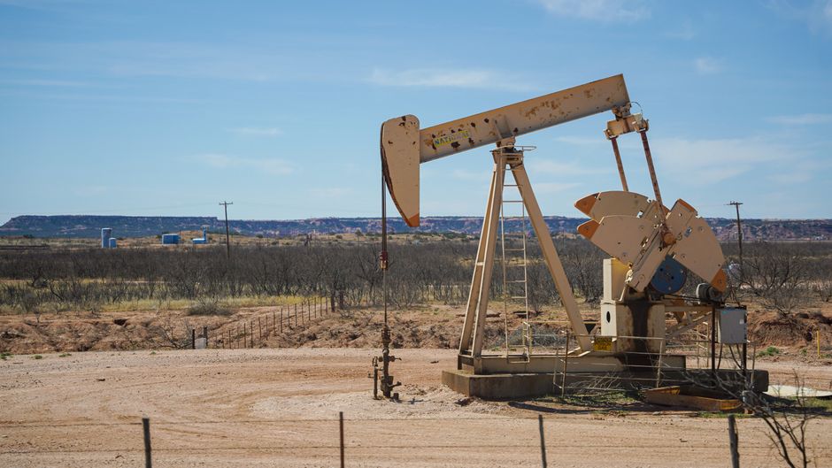 Stock markets decline in early trade amid rising crude oil prices