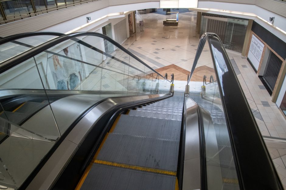US Consumer Confidence Drops, Hurting Retail Hiring