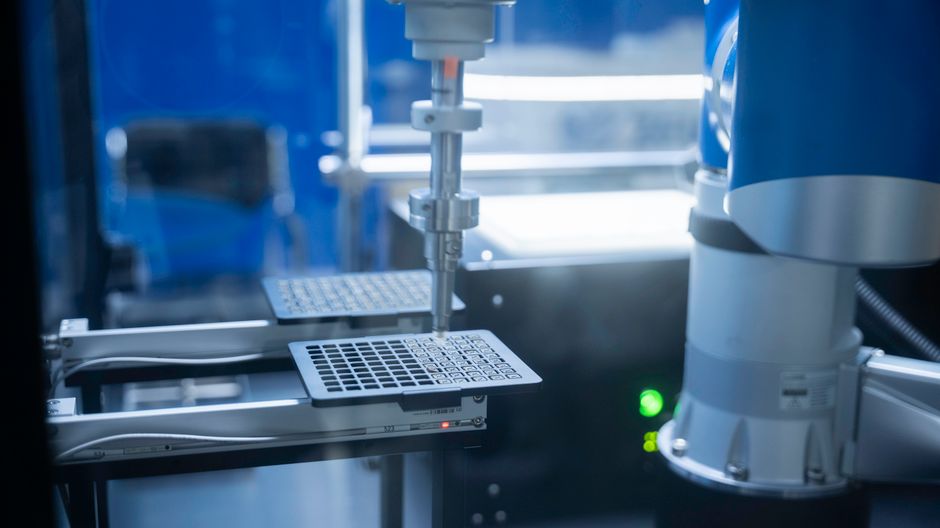 Anthropic Empowers AI to Control Microscopes