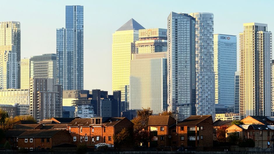 UK Economy Strengthens with Rising Services and Consumer Confidence