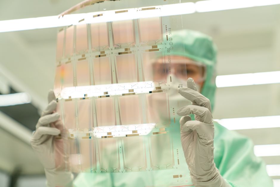ASML, TSMC, Samsung, Intel Back 12-Inch Masks for AI Chips | Career Outlook
