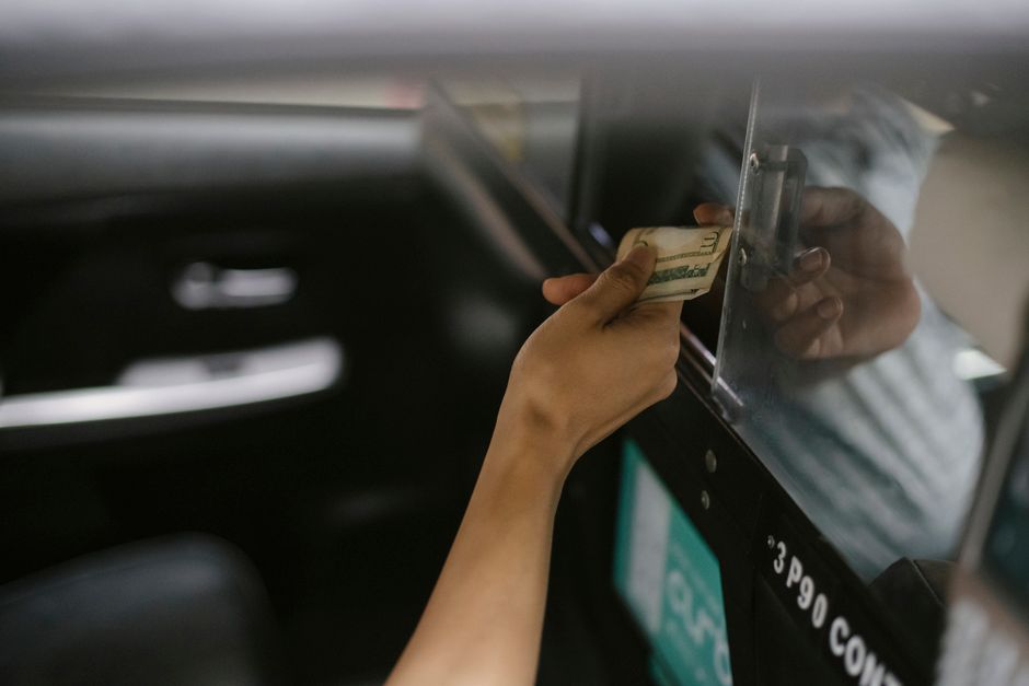 Taxi drivers urge council to agree 8% fare hike