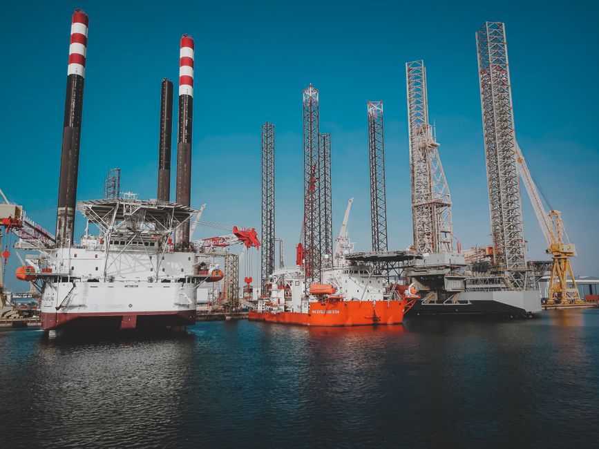Gulf Oil Giants Invest Billions to Bypass Strait of Hormuz