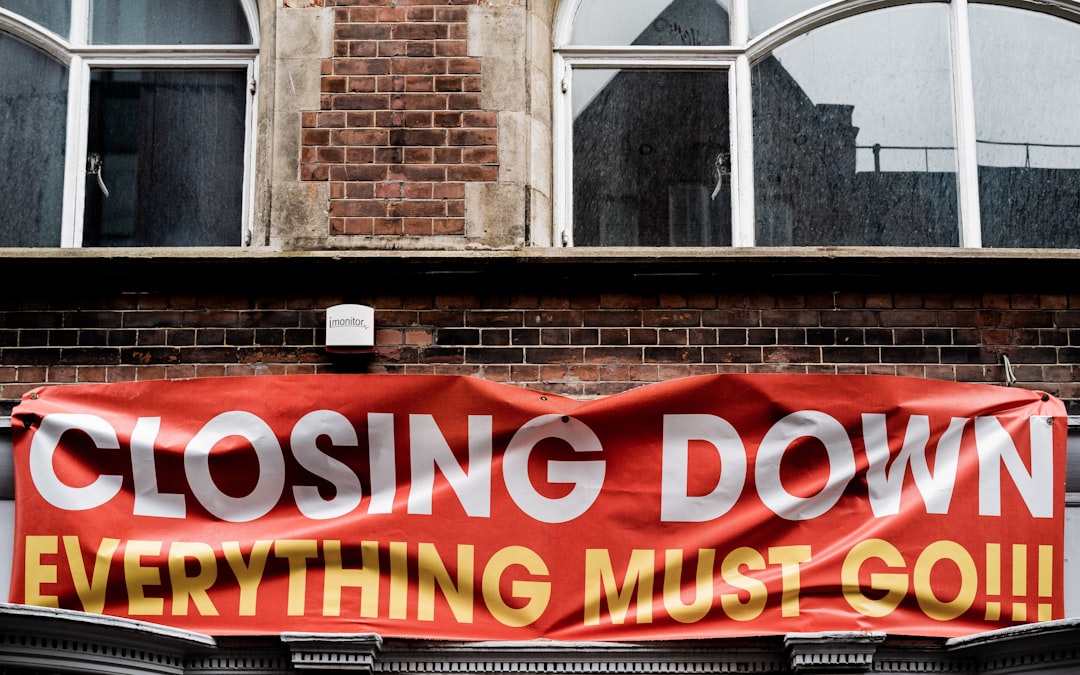 US Job Openings Decline as Layoffs Remain Stable