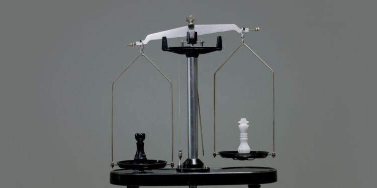 7 Contrarian Strategies to Master Salary Negotiations with Behavioral Anchoring