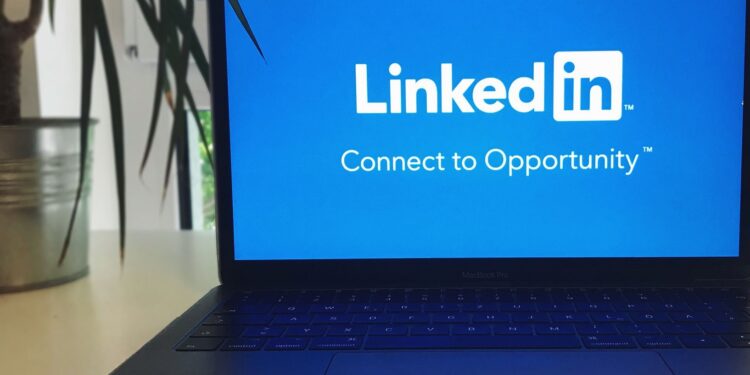7 Strategies to Craft a Personalized Career Brand Across Multiple Social Media Platforms