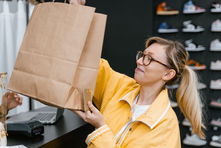 US Inflation Holds Steady, Consumer Spending Slumps