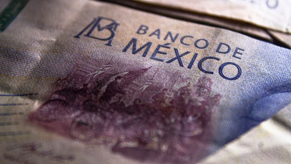 Mexico's Economic Growth Signals Inflation and Rate Hold Strategies