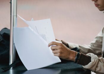 AI mentorship in universities amplifies hidden inequities