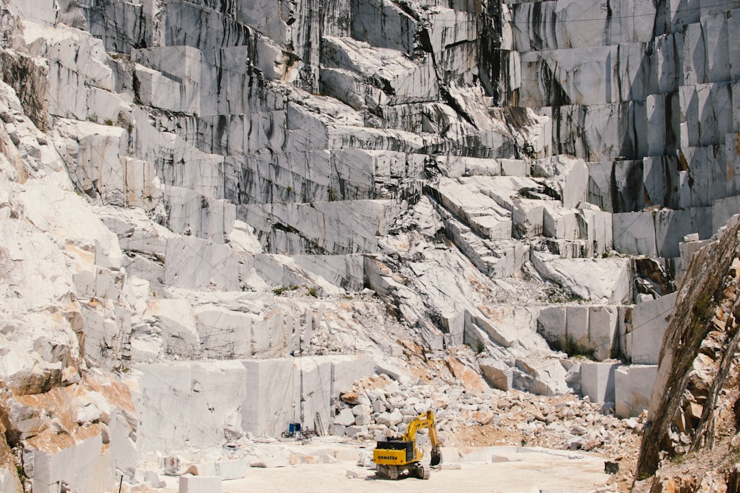 Quartz Industry Splits as Trump Tariffs Fuel Affordability Fears
