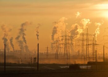 Global value chains intensify climate pressure