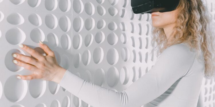 Haptic Feedback Reshapes Virtual Learning Landscape