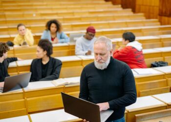 Harvard Research Fellow Calls for Comprehensive Curriculum Overhaul to Address AI Era