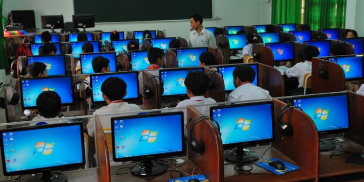 India’s Government School System Records 49.24% Enrollment Share, Prompting Nationwide Reform Calls