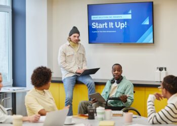 Indian Entrepreneurs Urge Students to Bypass Traditional Degrees for Startup Careers