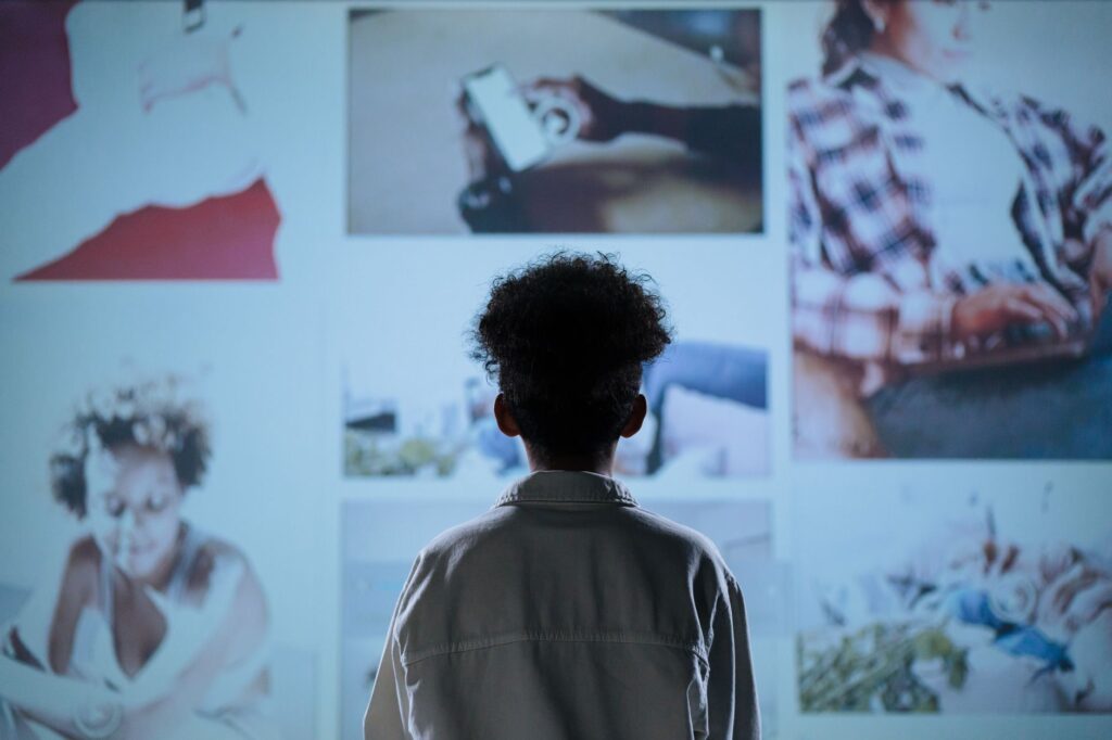 Mid-Career Professionals Face AI-Generated Content Risks