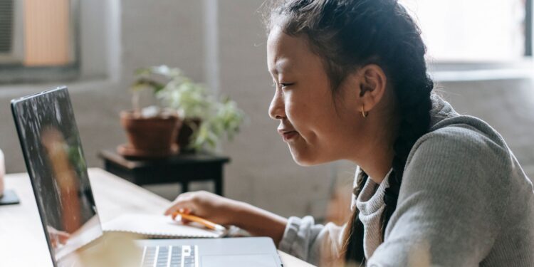 Neuroplasticity reshapes outcomes in the booming e‑learning market