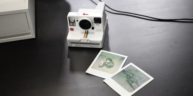 Nostalgia Boosts Job Satisfaction Amid Shifting Workplace Structures