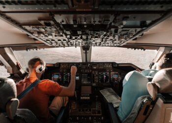 Phoenix Air Traffic Controller Prevents Collision Between Two American Airlines Flights