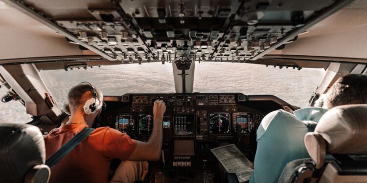 Phoenix Air Traffic Controller Prevents Collision Between Two American Airlines Flights
