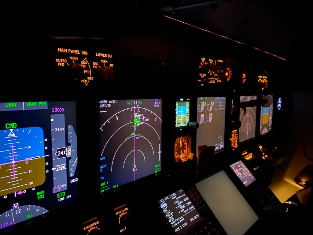 Phoenix Air Traffic Controller Prevents Collision Between Two American Airlines Flights