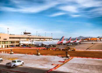 Phoenix Air Traffic Controller Prevents Midair Collision Involving Two American Airlines Flights