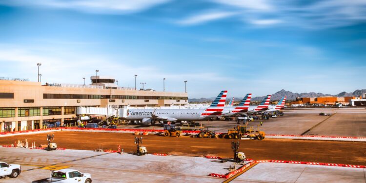 Phoenix Air Traffic Controller Prevents Midair Collision Involving Two American Airlines Flights