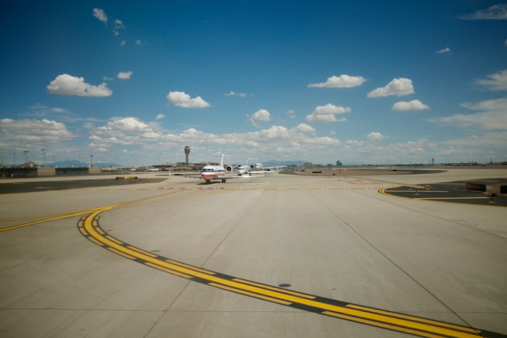 Phoenix Air Traffic Controller Prevents Midair Collision Involving Two American Airlines Flights