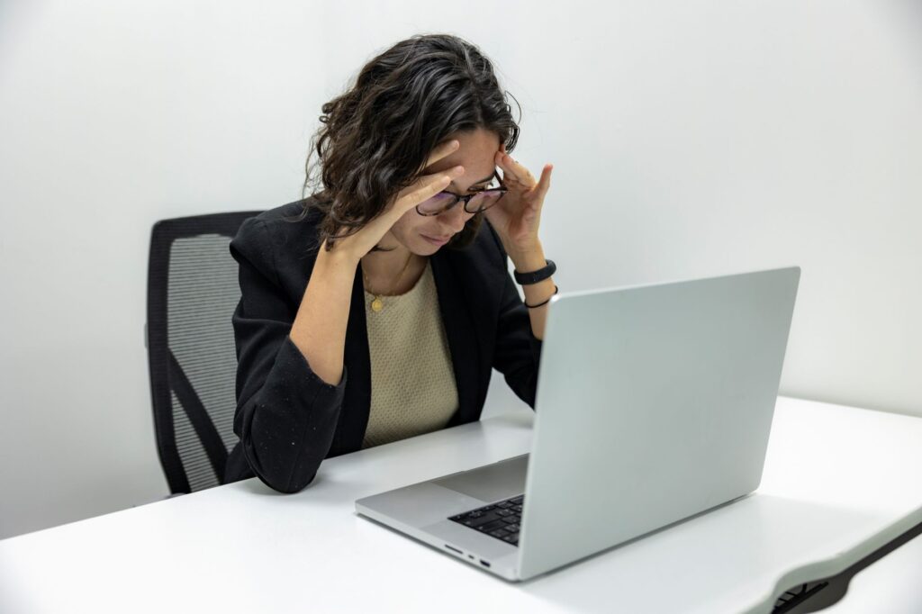 Prolonged tenure elevates workplace mental‑health risks