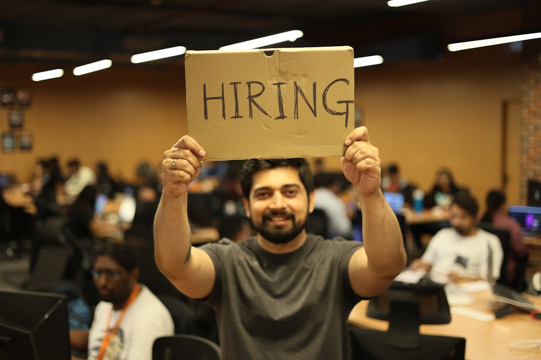 US Job Openings Decline as Layoffs Remain Stable