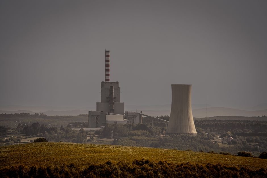 Trump throws out power plant climate pollution rules
