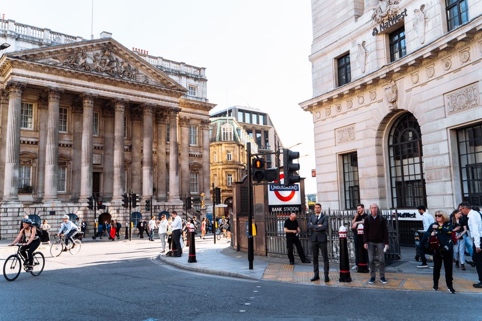 Bank of England Slows Bond-Selling Programme, Holds Interest Rates