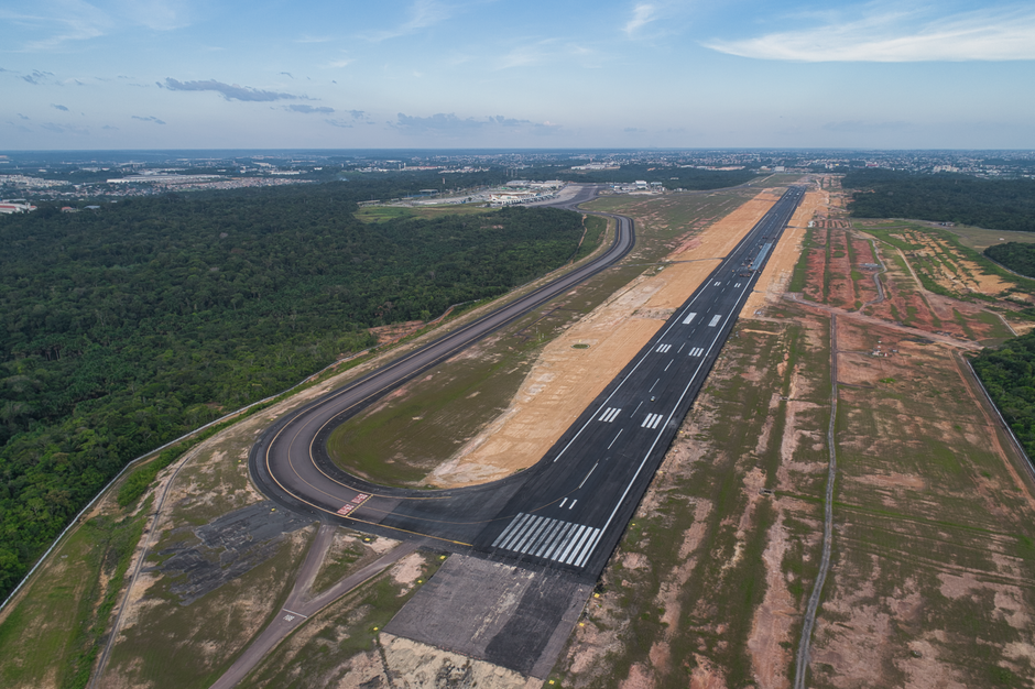 Adani Airport to Raise $1 Billion From Temasek, BlackRock, Others