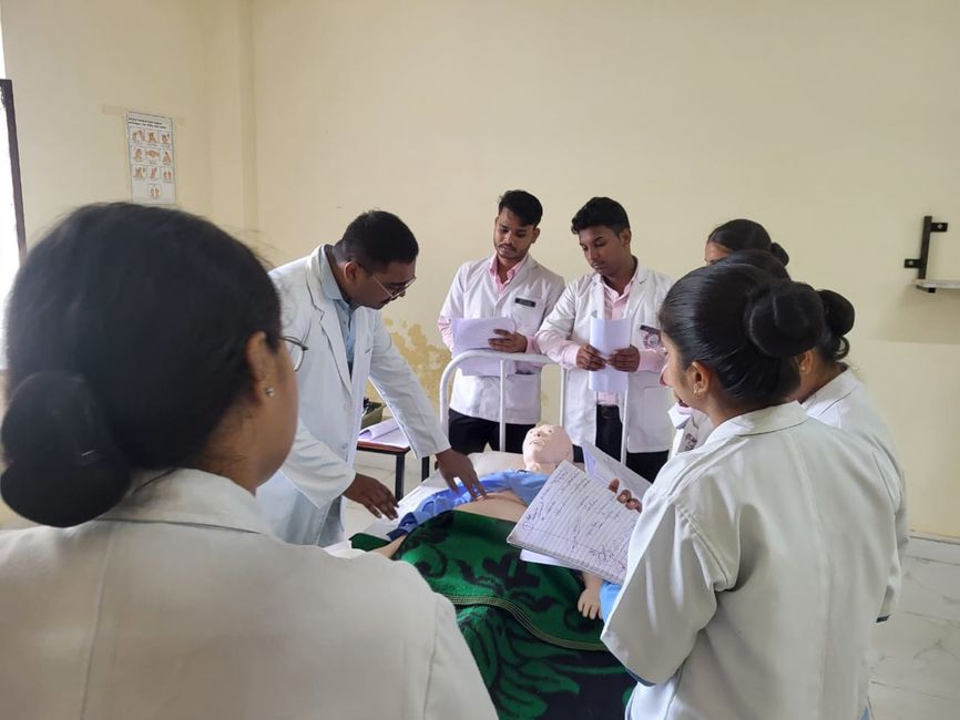 UP Medical Colleges Face Faculty Vacancies, Contract Issues