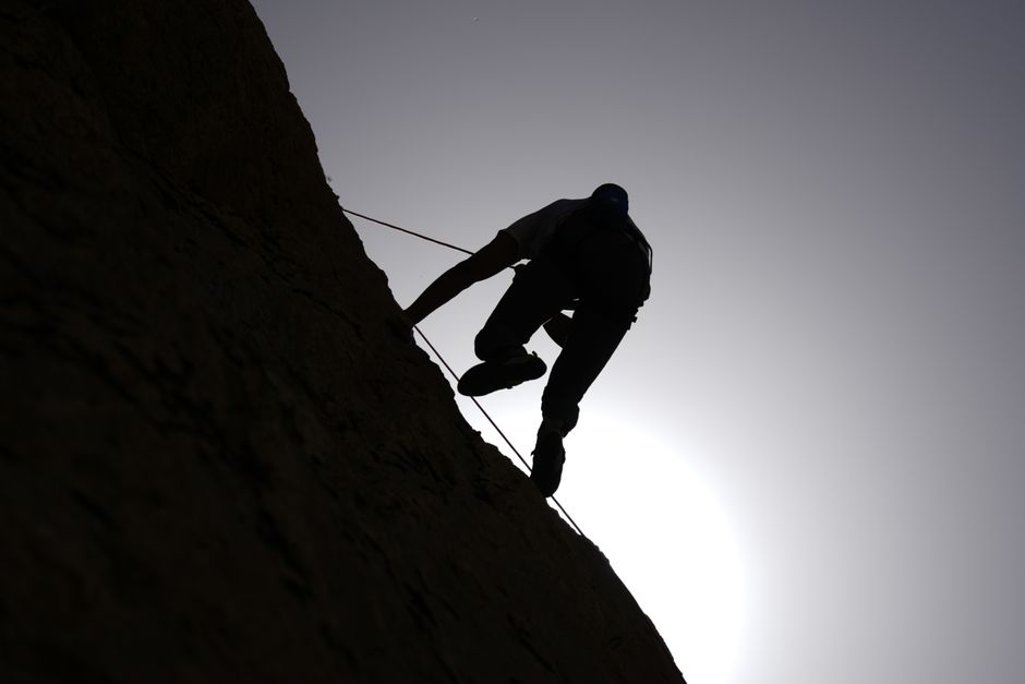 Oil Climbs Toward 0 a Barrel Following Houthi Attacks