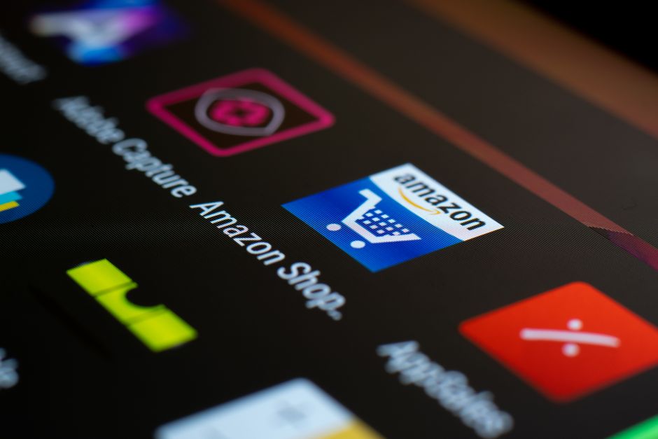 Amazon Raises Starting Pay to an Hour, Expands Employee Benefits