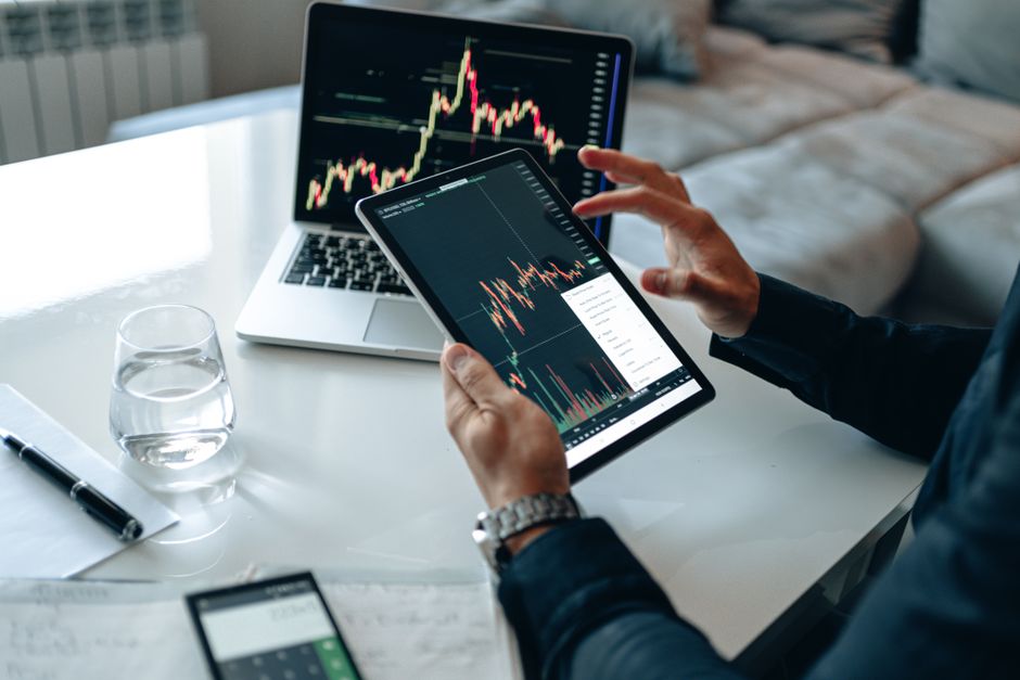 Tech Stocks Plunge as AI Leaders Urge Development Slowdown