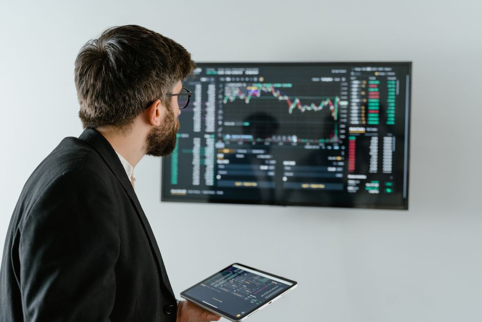 Markets Rise as AI, Oil & Treasury Yields Drive Investment Strategies
