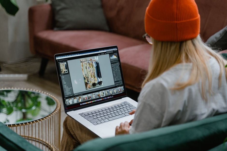 Privacy Risks in 1980s AI Photo Editing Prompts