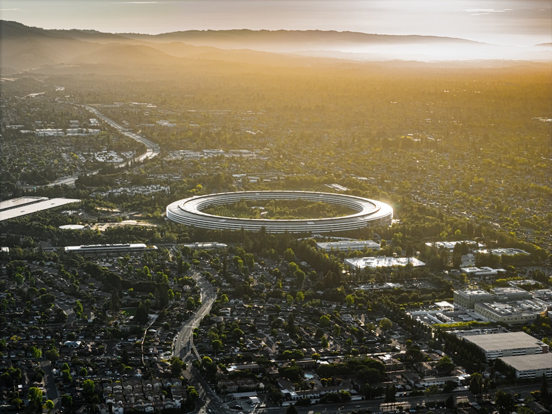 Silicon Valley's AI Optimism Contrasts with Insider Warnings