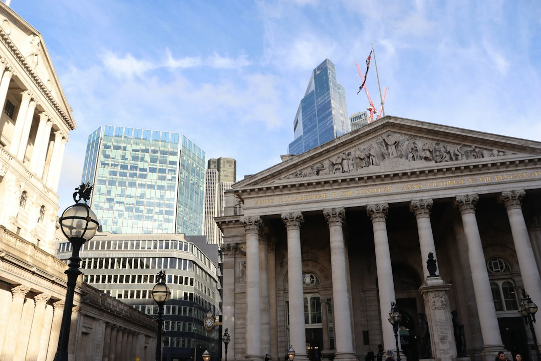 UK 30-Year Borrowing Costs Hit 6%, Highest Since 1998