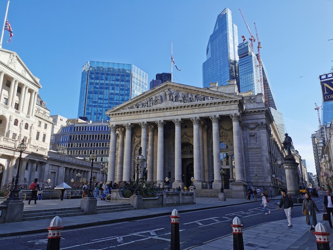 Bank of England Slows Bond-Selling Programme, Holds Interest Rates
