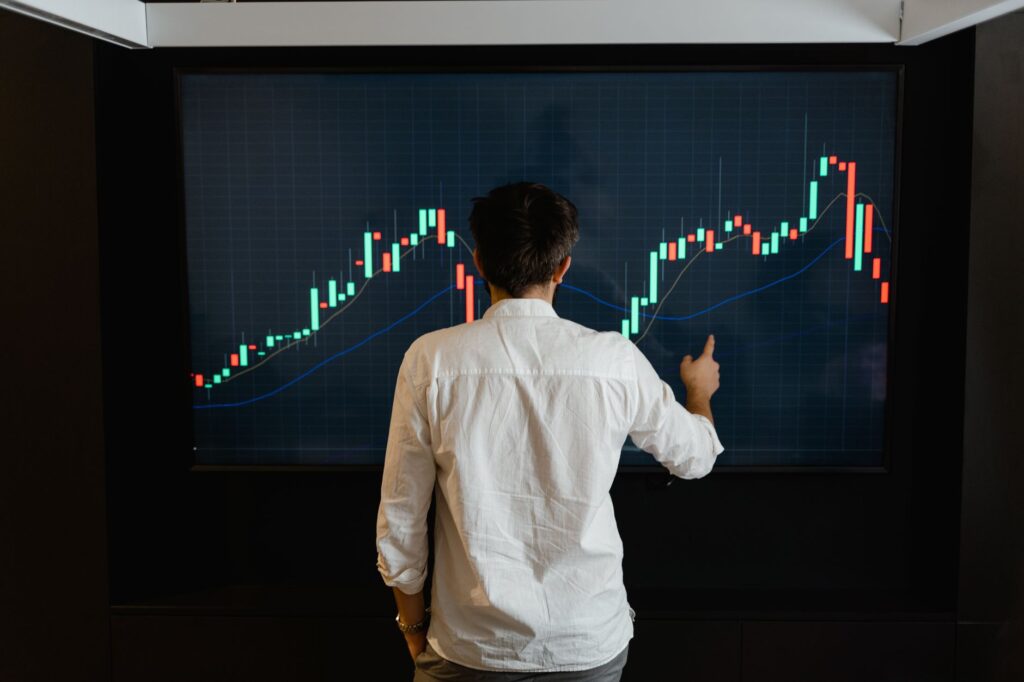 Data‑driven raise negotiations tighten the earnings gap