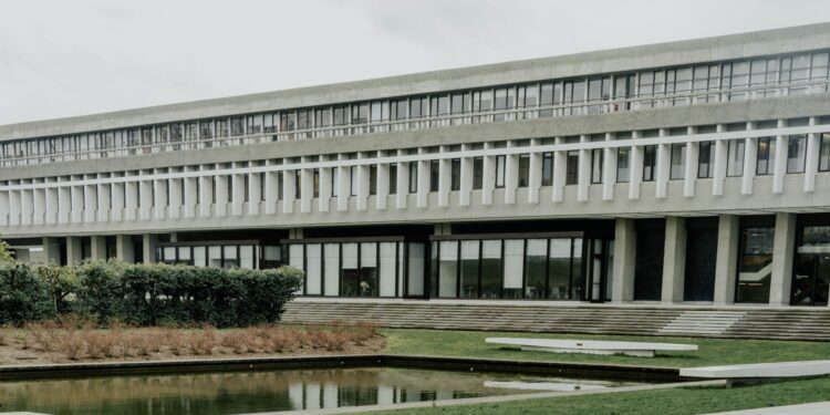 Universities confront funding crunch and AI‑driven delivery shift