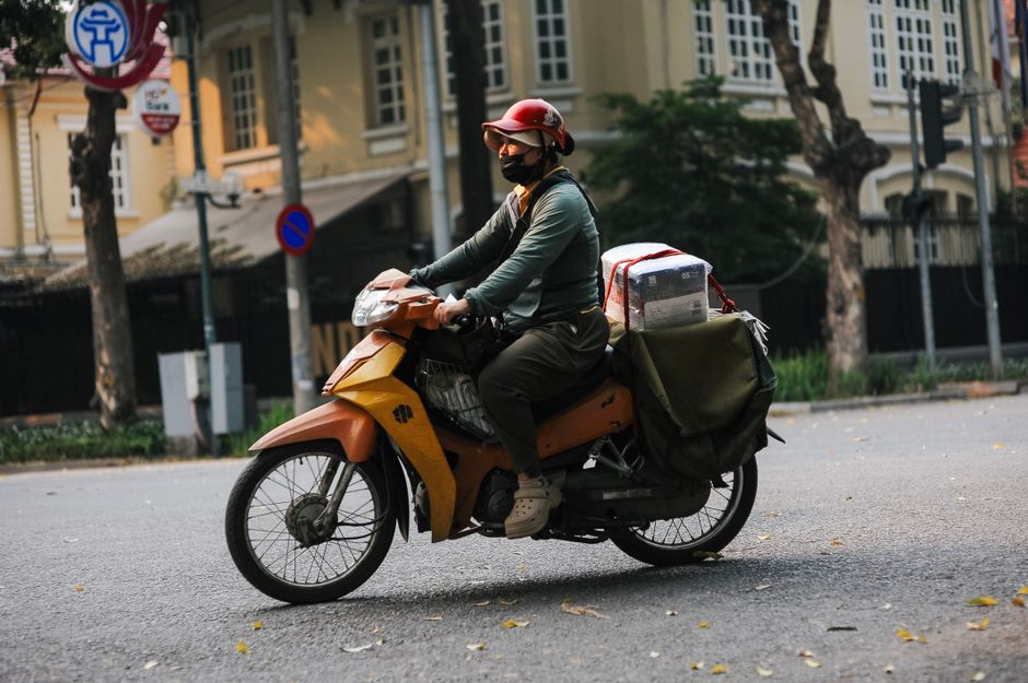 Women Motorcycle Delivery Riders in Karachi Challenge Gender Norms