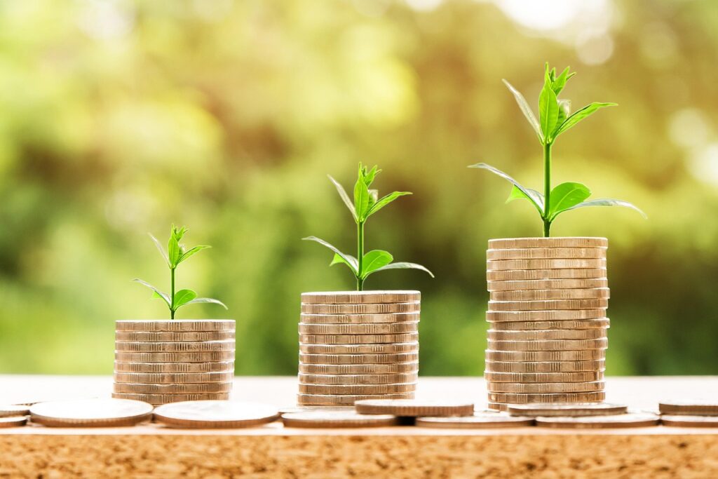 Coins and cash representing financial growth, illustrating the US economy outperforming forecasts.