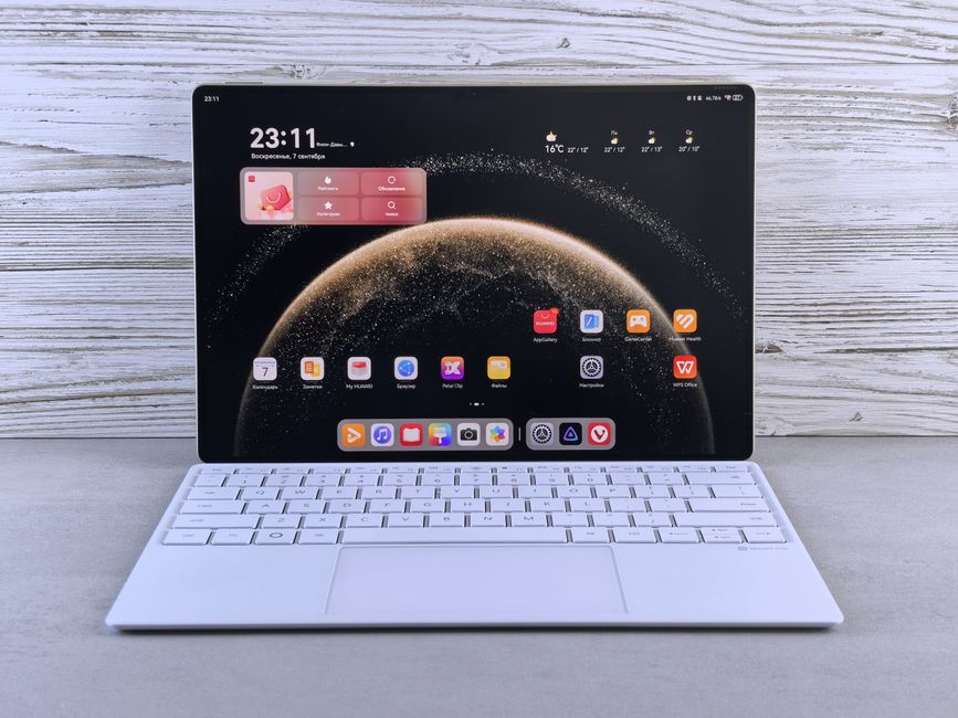 Apple Launches Touchscreen MacBook Pro