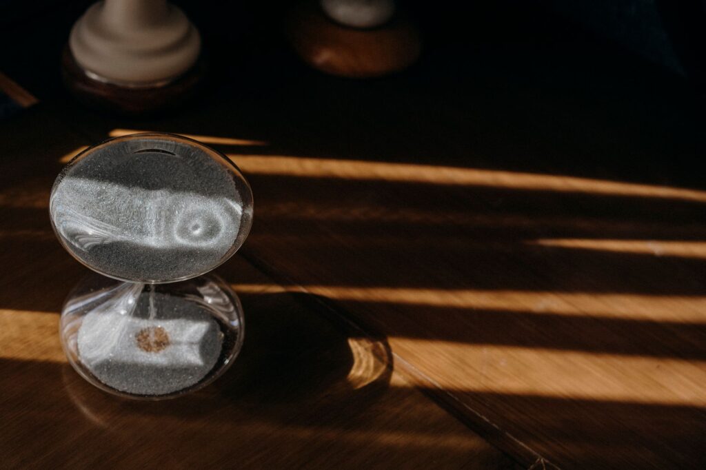 Compressed offer windows amplify counter‑offer power